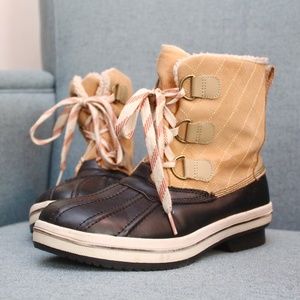 All-weather fuzzy-lined boots, size 9